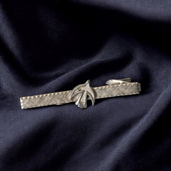 Mid Century Tie Clip Mens Vintage Silver Tone Metal Bird Cross Hatch MCM Alligat - Picture 1 of 7